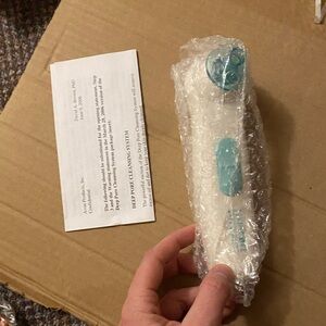 Avon White and Blue Skincare Brush